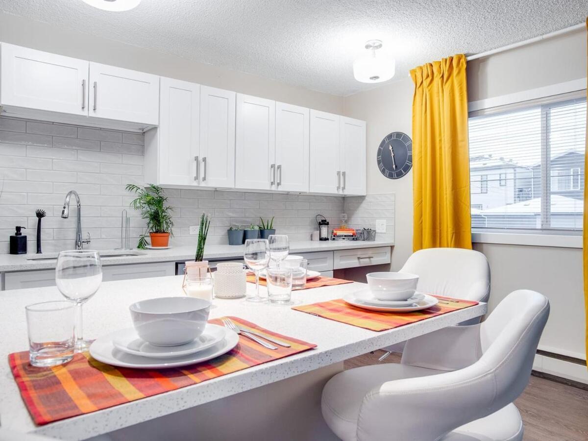 Gorgeous 2Br Condo W Parking Patio Coffee! YYC Exteriér fotografie