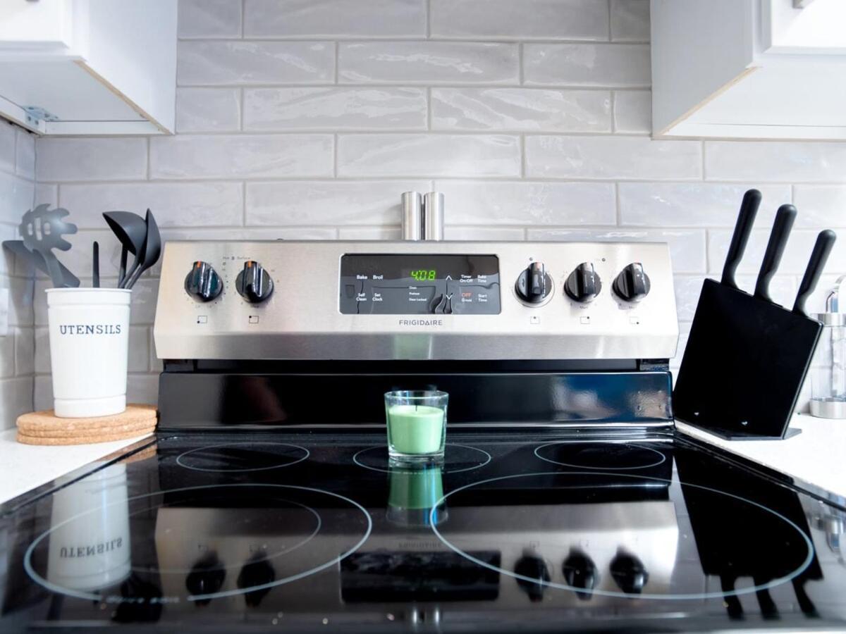 Gorgeous 2Br Condo W Parking Patio Coffee! YYC Exteriér fotografie