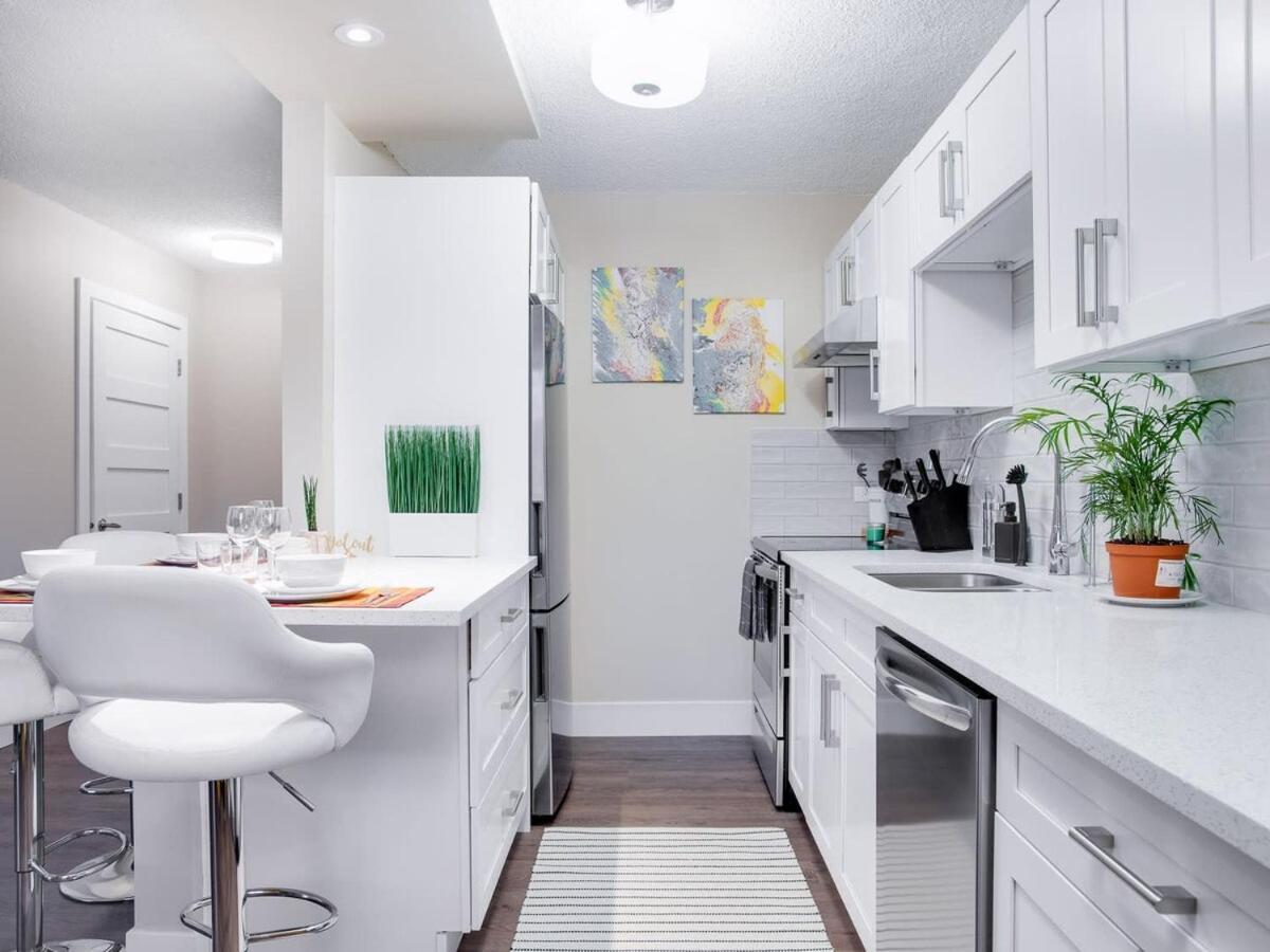 Gorgeous 2Br Condo W Parking Patio Coffee! YYC Exteriér fotografie