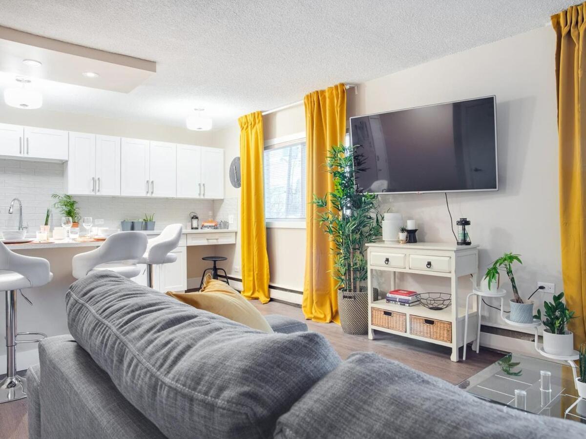Gorgeous 2Br Condo W Parking Patio Coffee! YYC Exteriér fotografie