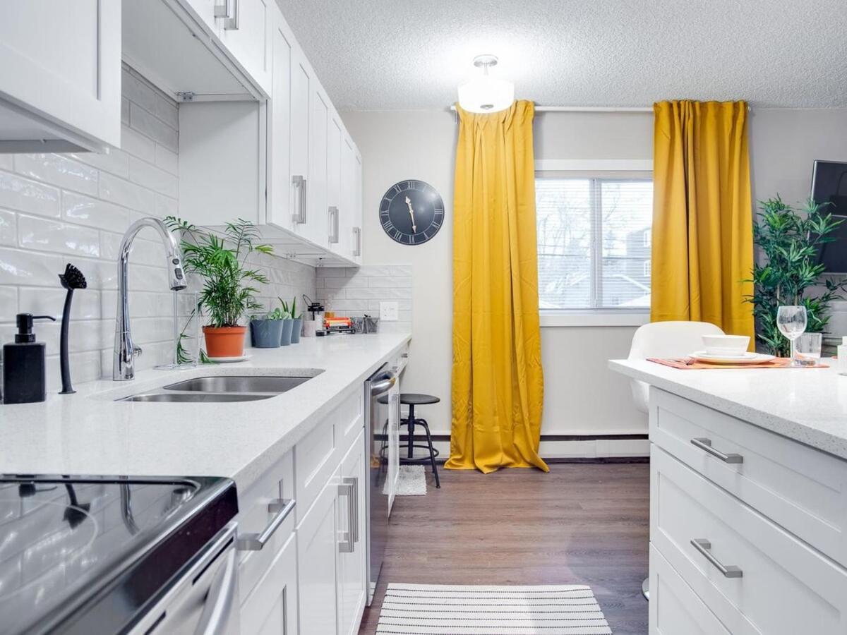Gorgeous 2Br Condo W Parking Patio Coffee! YYC Exteriér fotografie