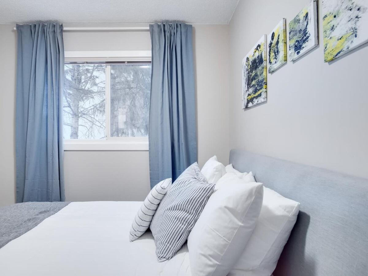 Gorgeous 2Br Condo W Parking Patio Coffee! YYC Exteriér fotografie