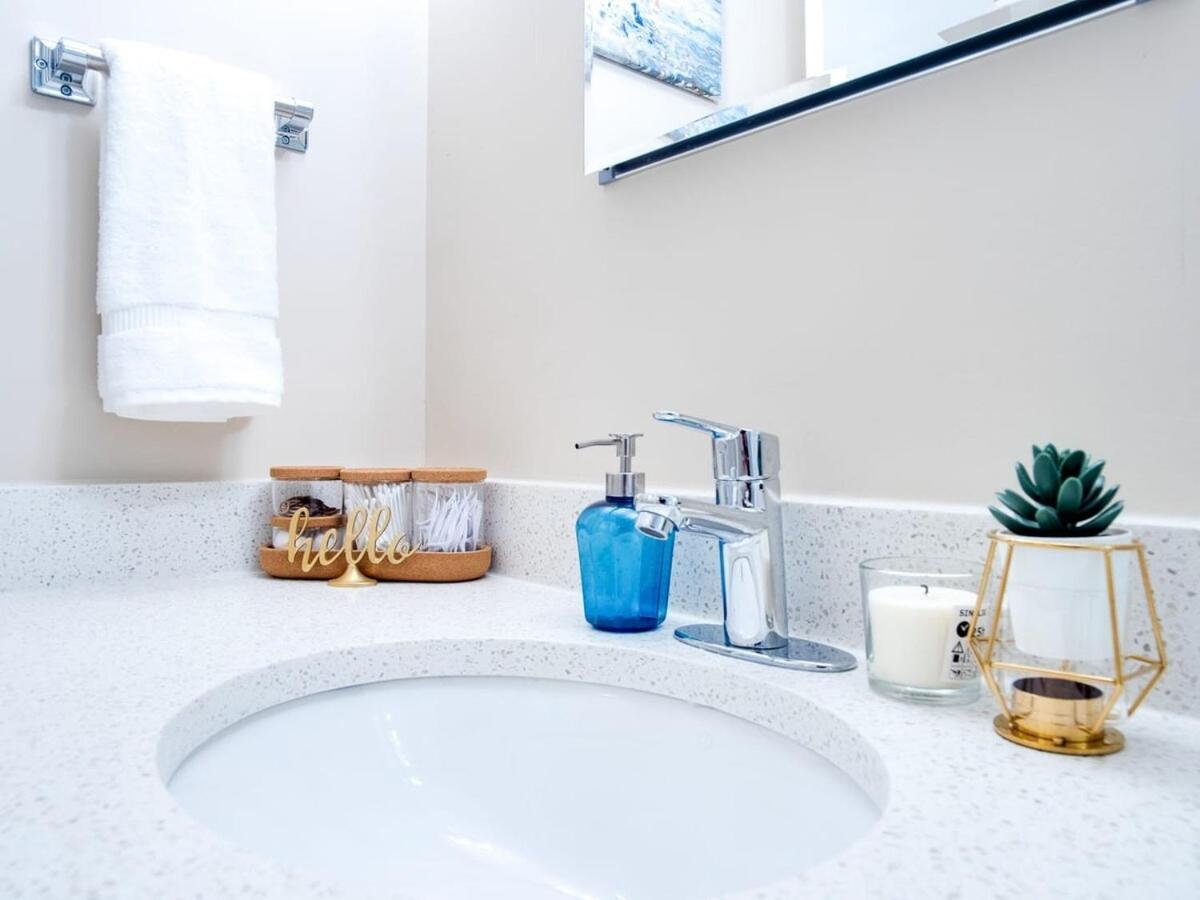 Gorgeous 2Br Condo W Parking Patio Coffee! YYC Exteriér fotografie