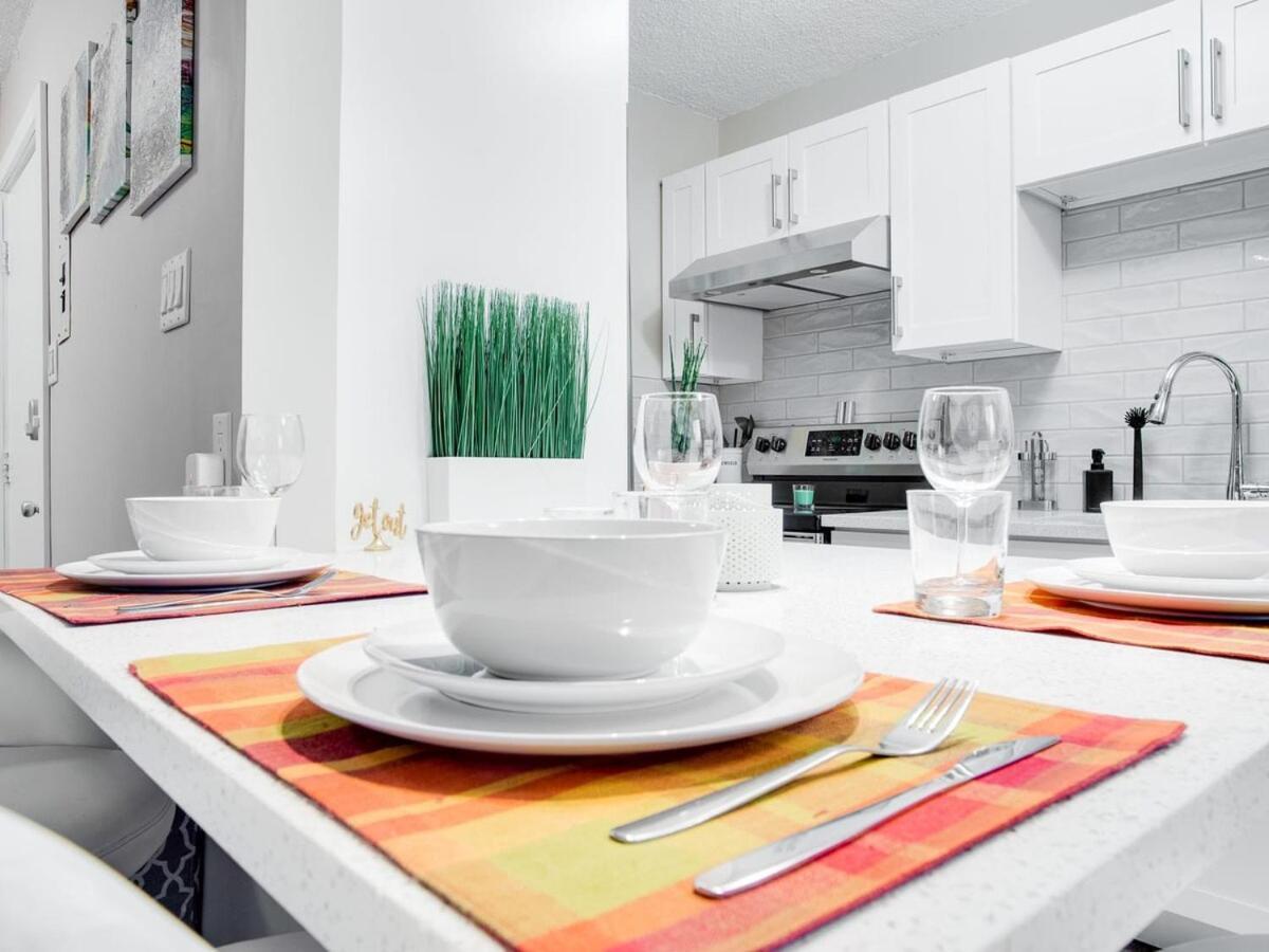 Gorgeous 2Br Condo W Parking Patio Coffee! YYC Exteriér fotografie