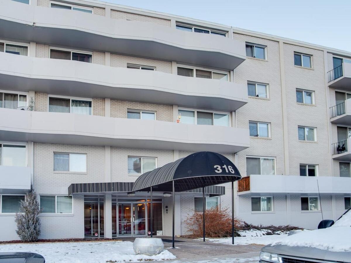 Gorgeous 2Br Condo W Parking Patio Coffee! YYC Exteriér fotografie