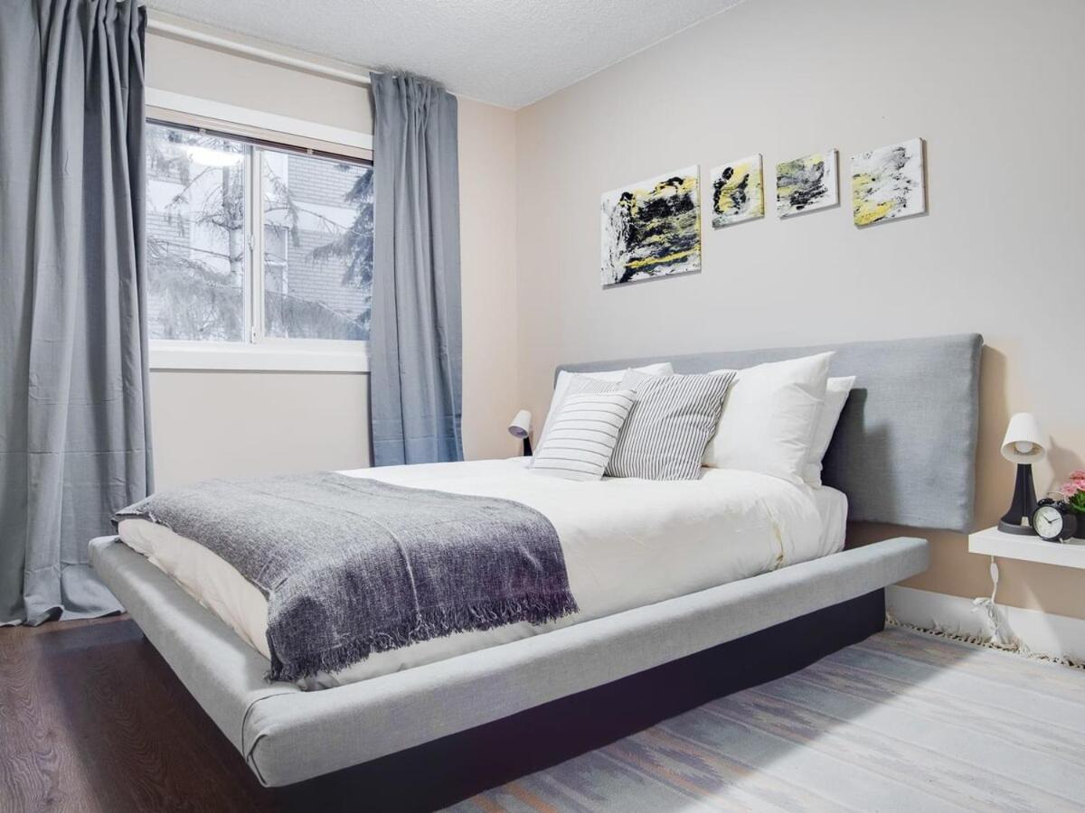 Gorgeous 2Br Condo W Parking Patio Coffee! YYC Exteriér fotografie