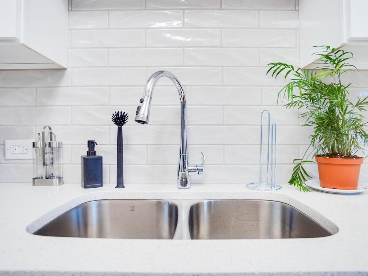 Gorgeous 2Br Condo W Parking Patio Coffee! YYC Exteriér fotografie