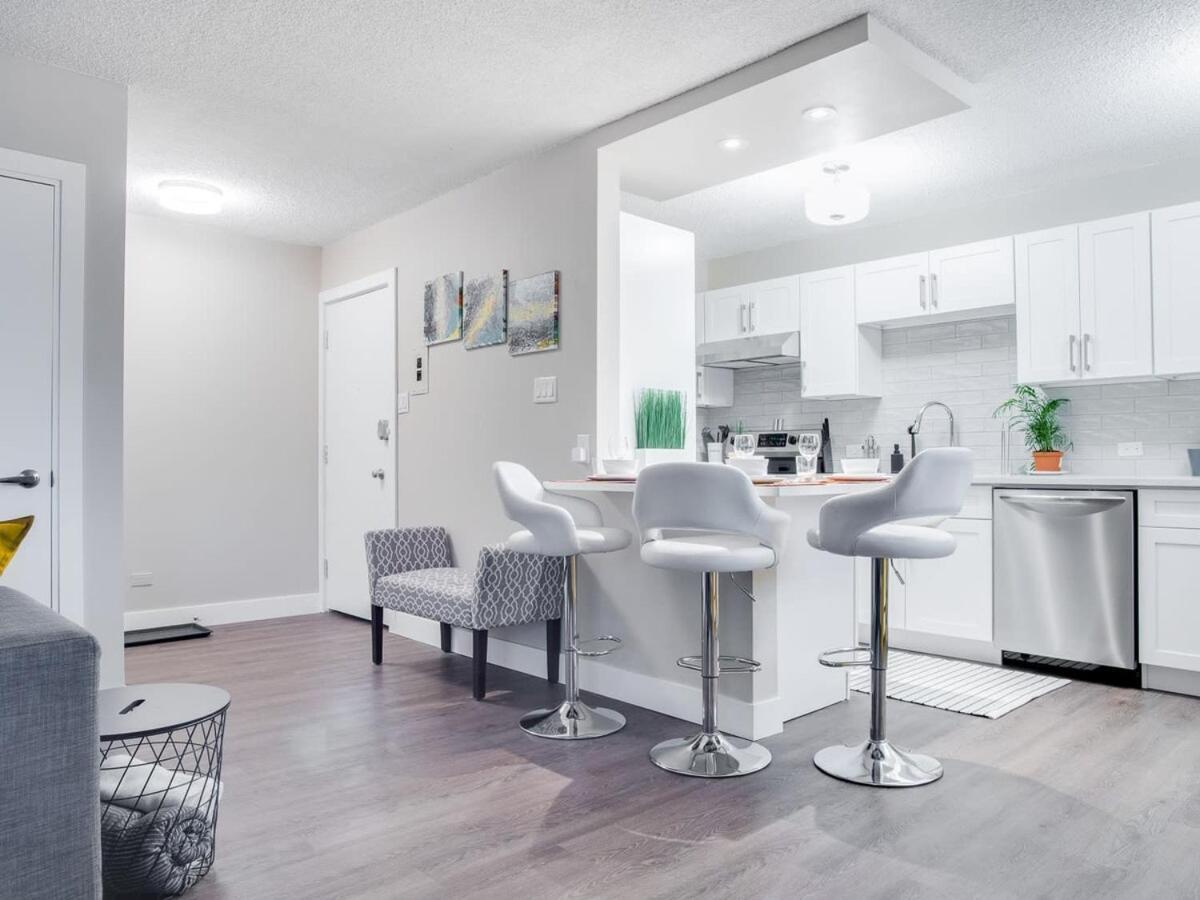 Gorgeous 2Br Condo W Parking Patio Coffee! YYC Exteriér fotografie