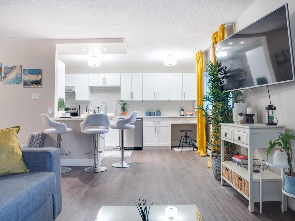 Gorgeous 2Br Condo W Parking Patio Coffee! YYC Exteriér fotografie