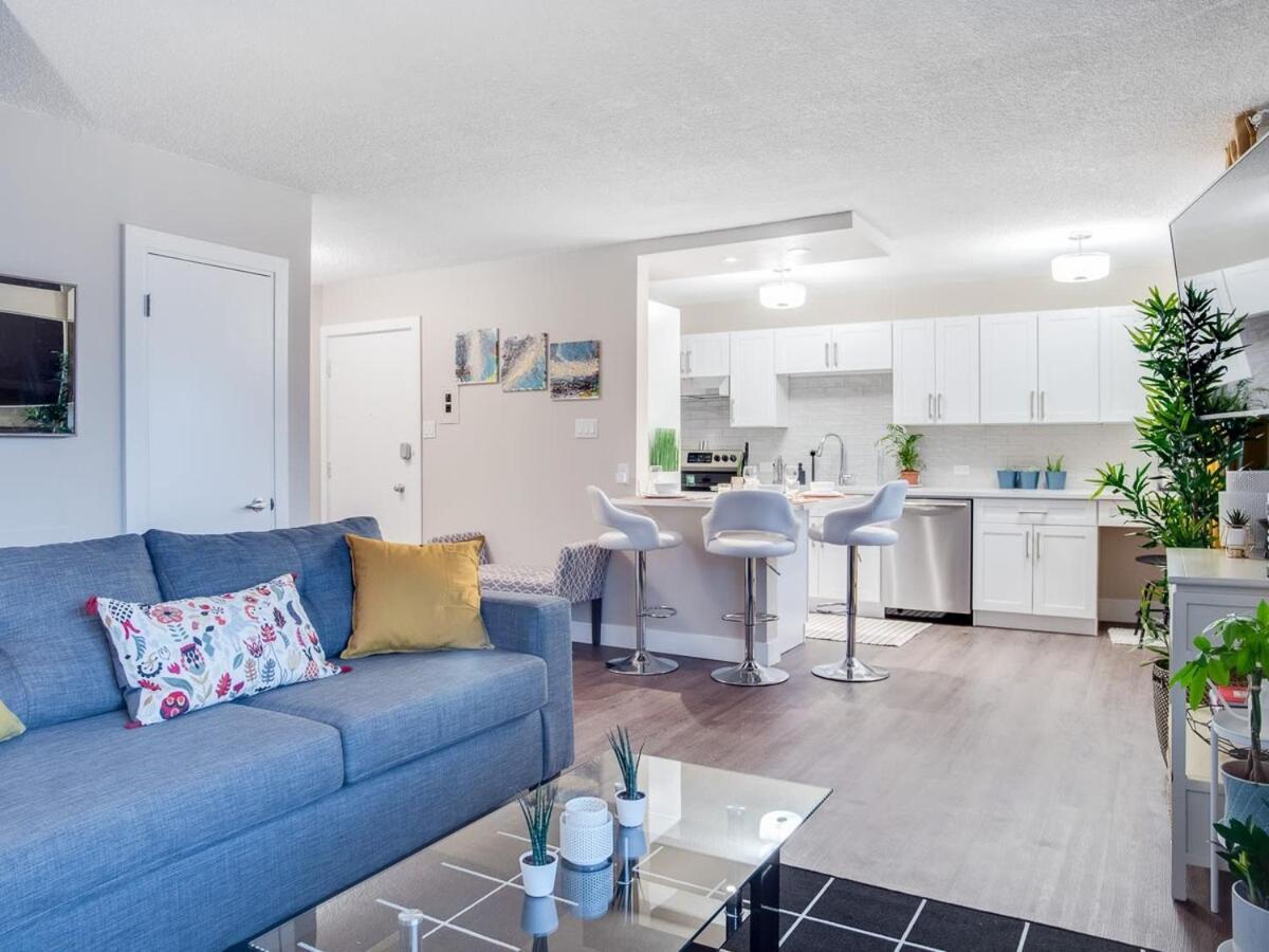 Gorgeous 2Br Condo W Parking Patio Coffee! YYC Exteriér fotografie