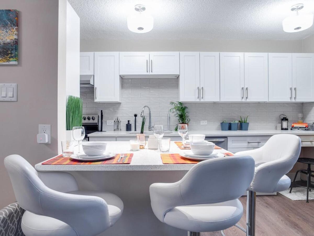 Gorgeous 2Br Condo W Parking Patio Coffee! YYC Exteriér fotografie